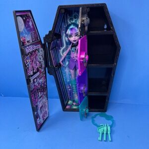 Monster High Skulltimate Secrets Twyla Doll Purple Coffin Locker G3 Neon Frights